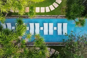 Wet Sunbed Area Pool